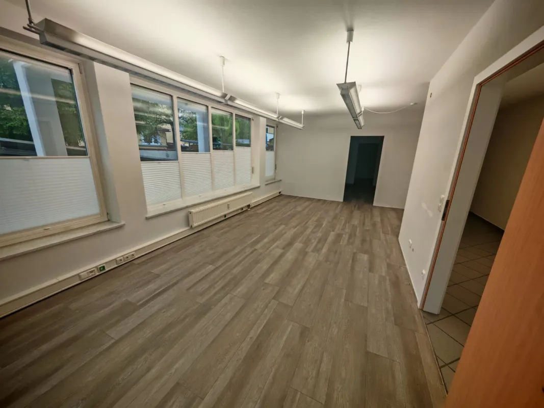 Variable, ebenerdige und helle Büro-/Geschäfts-/Ordinationsfläche mit Schaufenster im Zentrum von St. Johann im Pongau - Bild 1