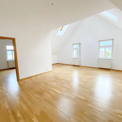 Zentral. Hell. Großzügig. – 2-Zimmer-Dachgeschosswohnung mit 81 m² zu vermieten! - Bild 2