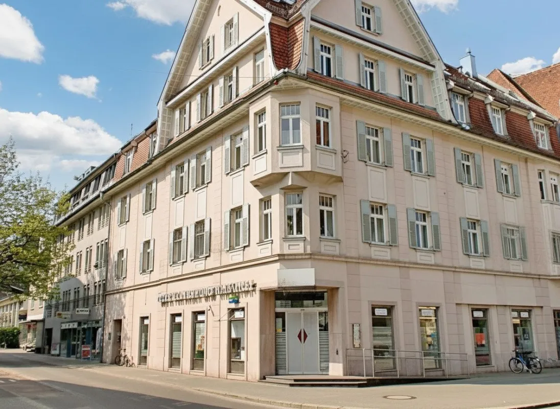 Zentral. Hell. Großzügig. – 2-Zimmer-Dachgeschosswohnung mit 81 m² zu vermieten! - Bild 1