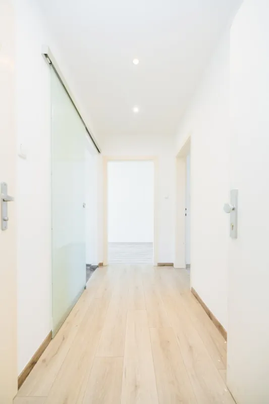 HIGHLIGHT I MODERNISIERT I KOMFORT-DUSCHE I DESIGN-KÜCHE INKLUSIVE I OBERSTE ETAGE MIT LIFT I ZENTRAL & BAHNHOFNAH I HAUSTIER-TAUGLICH I MODERNES WOHNGEFÜHL I OPTIMALE RAUMNUTZUNG I PROJEKT WOHNEN - Bild 1