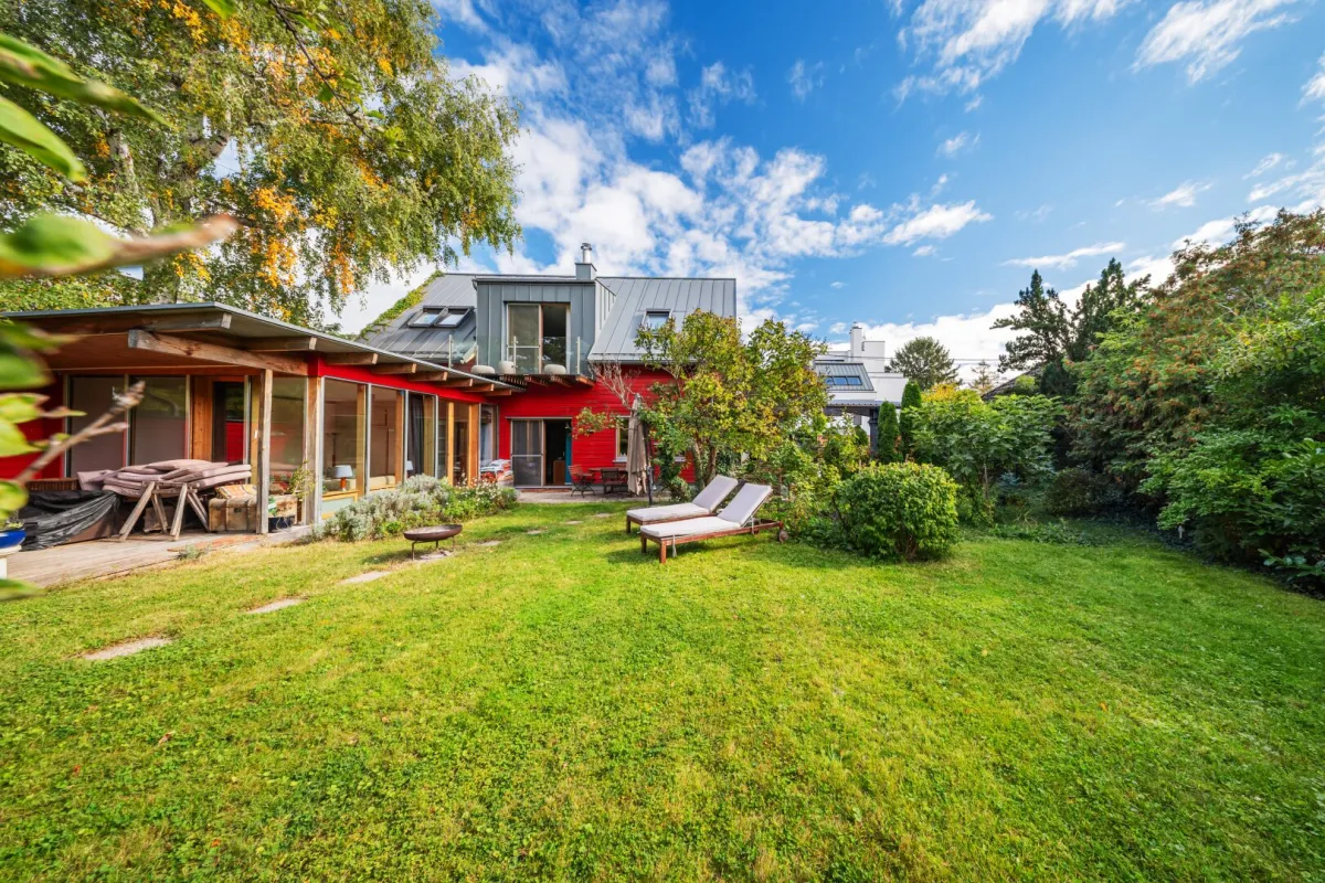 WOHNEN AM WASSER – EXKLUSIVES EINFAMILIENHAUS MIT GRÜNBLICK & DIREKTZUGANG ZUR ALTEN DONAU - Bild 1