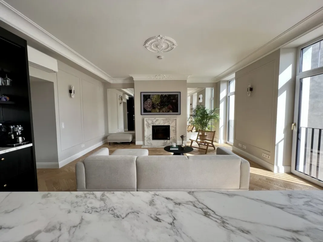 Traumhafte 4,5-Zimmer Altbauwohnung mit rund 11,14 m² großem Balkon vollmöbliert | Cottageviertel - Bild 1