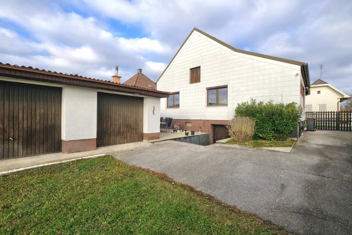 Gepflegtes Einfamilienhaus mit schönem Garten im Blaufränkischland - 2 Garagen, voll unterkellert- Zugverbindung Richtung Wien! - Bild 1