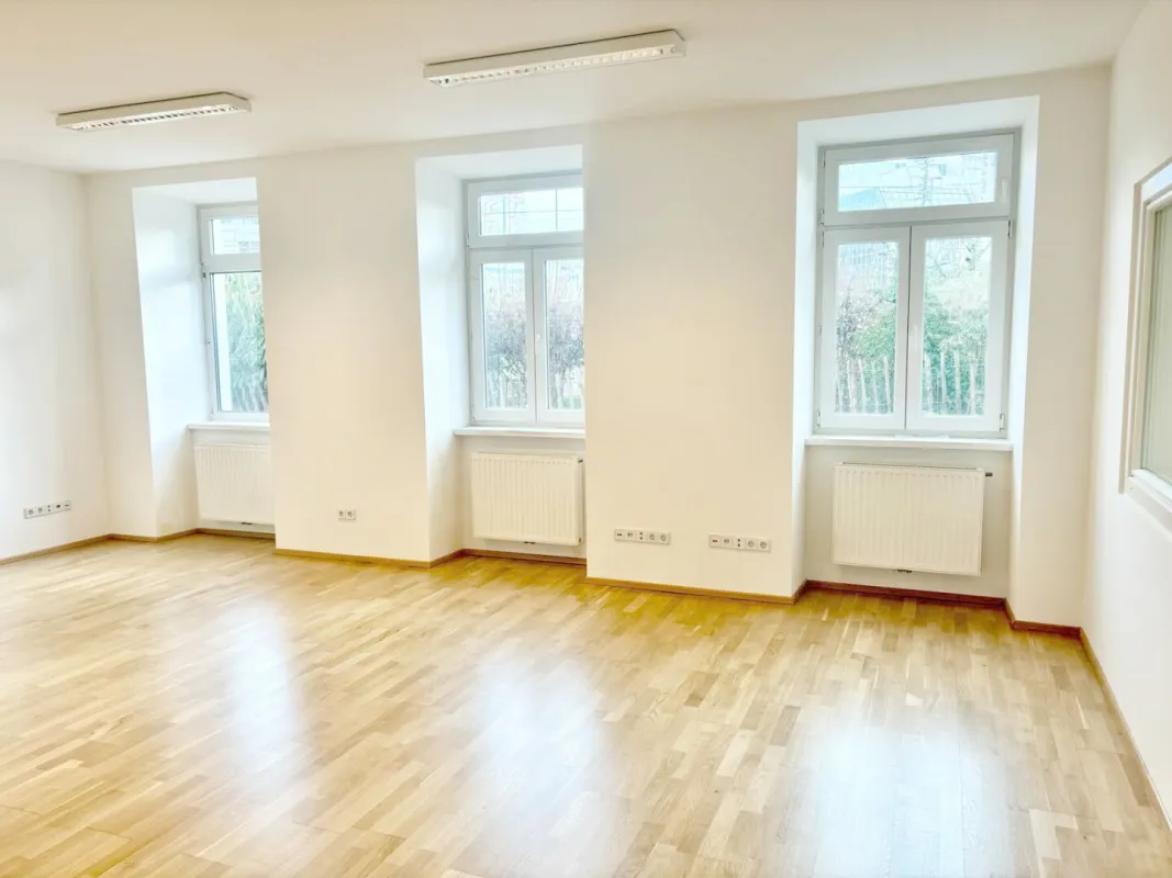 Strassenseitiges Geschäftslokal/ Büro/Studio am Lichtenwerder Platz mit Hofterrasse (Keine Gastronomie) - Bild 1