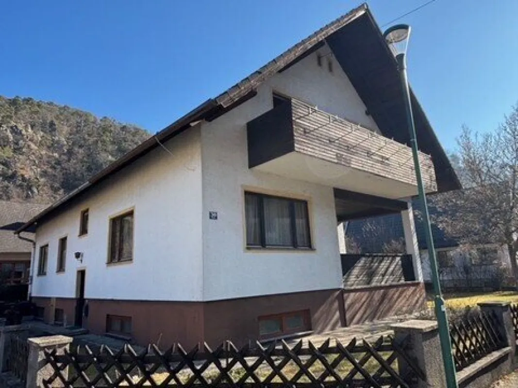 Senftenberg im Weinbaugebiet Kremstal: Zweifamilienhaus mit Balkonen, Garten und Garage - Bild 1