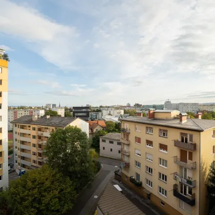 Lichtdurchflutete Wohnung im 7. Stock mit Loggia - Nähe AVL - Bild 2