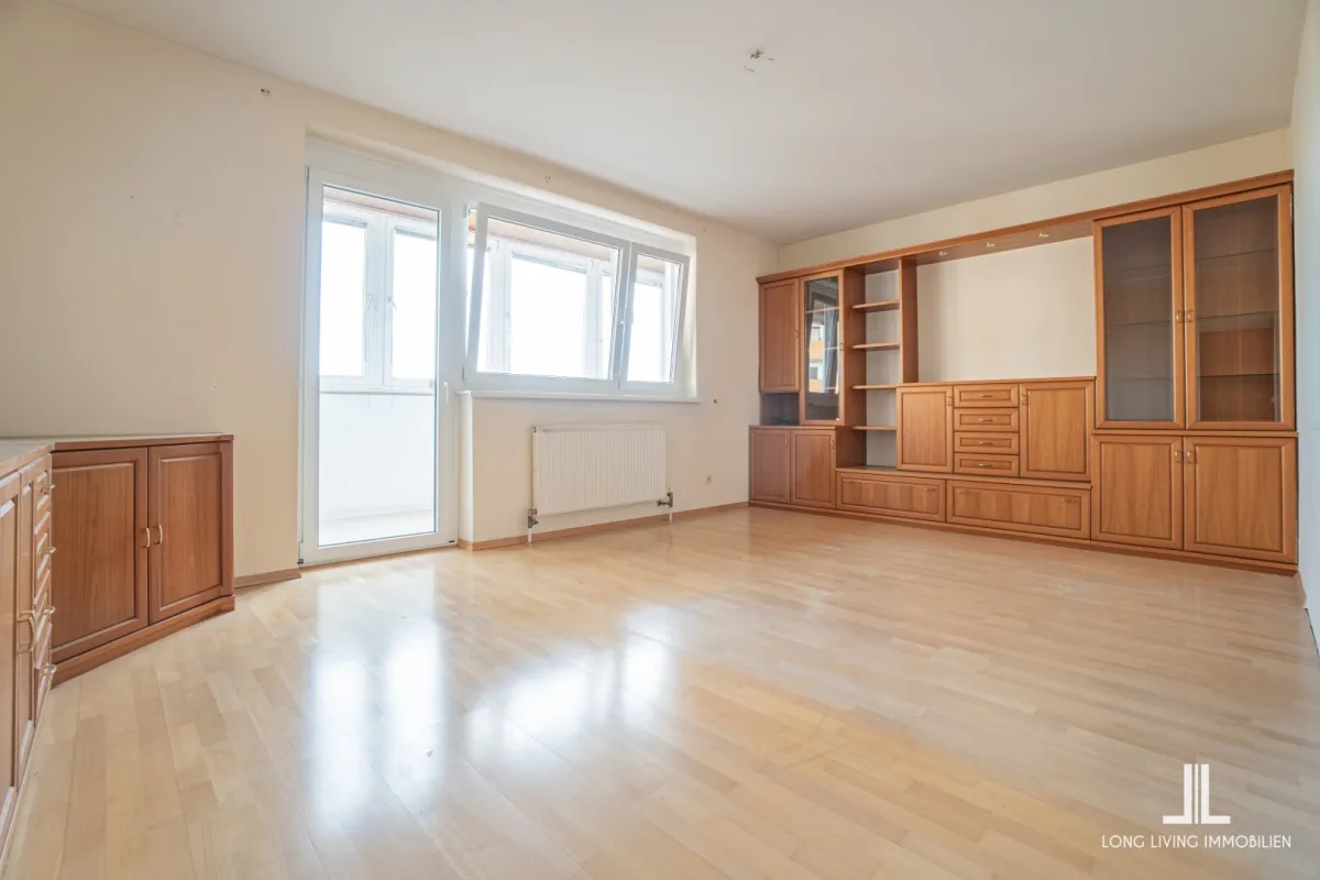 Lichtdurchflutete Wohnung im 7. Stock mit Loggia - Nähe AVL - Bild 1