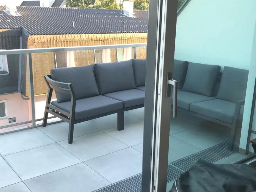 Moderne Anlegerwohnung mit Loggia und Tiefgaragenplatz - Bild 1