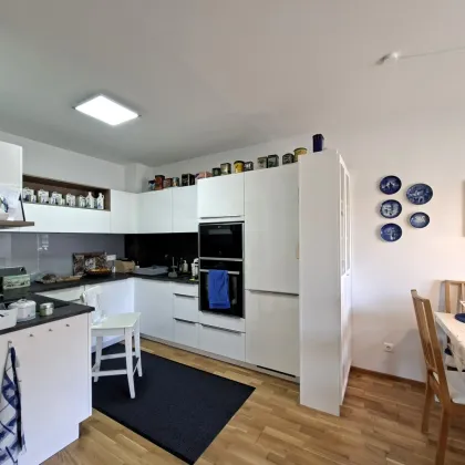 Neuwertige 2-Zimmer-Eigentumswohnung mit Südbalkon, Lift und Carport - Bild 2