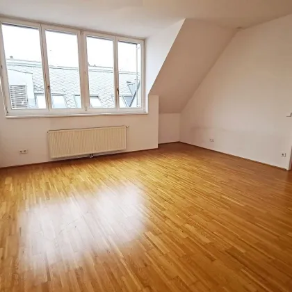 VIKTORGASSE, FERNBLICK, 84 m2 Dachgeschoß mit 30 m2 Terrasse, 2 Zimmer, Wohnküche, 2 Bäder, Parketten, U1-Nähe - Bild 2