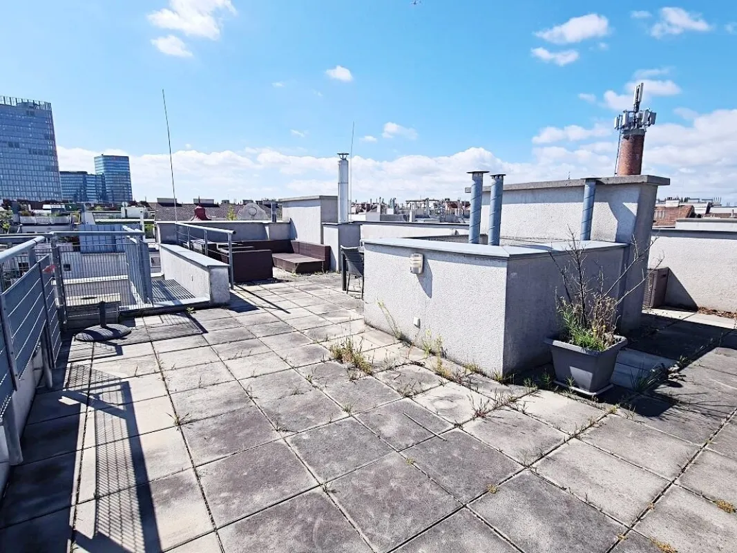VIKTORGASSE, FERNBLICK, 84 m2 Dachgeschoß mit 30 m2 Terrasse, 2 Zimmer, Wohnküche, 2 Bäder, Parketten, U1-Nähe - Bild 1