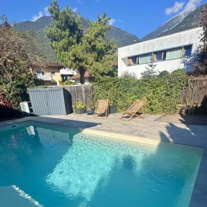Wohnen auf höchstem Niveau westlich von Innsbruck  – sanierter Bungalow mit Pool, Sauna, Garten und Privatsphäre - Bild 2