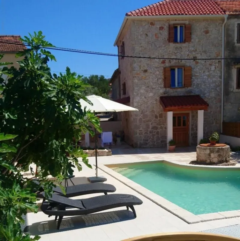 Charmantes, renoviertes Steinhaus mit Pool & Meerblick, nur 60m vom Meer - Bild 1