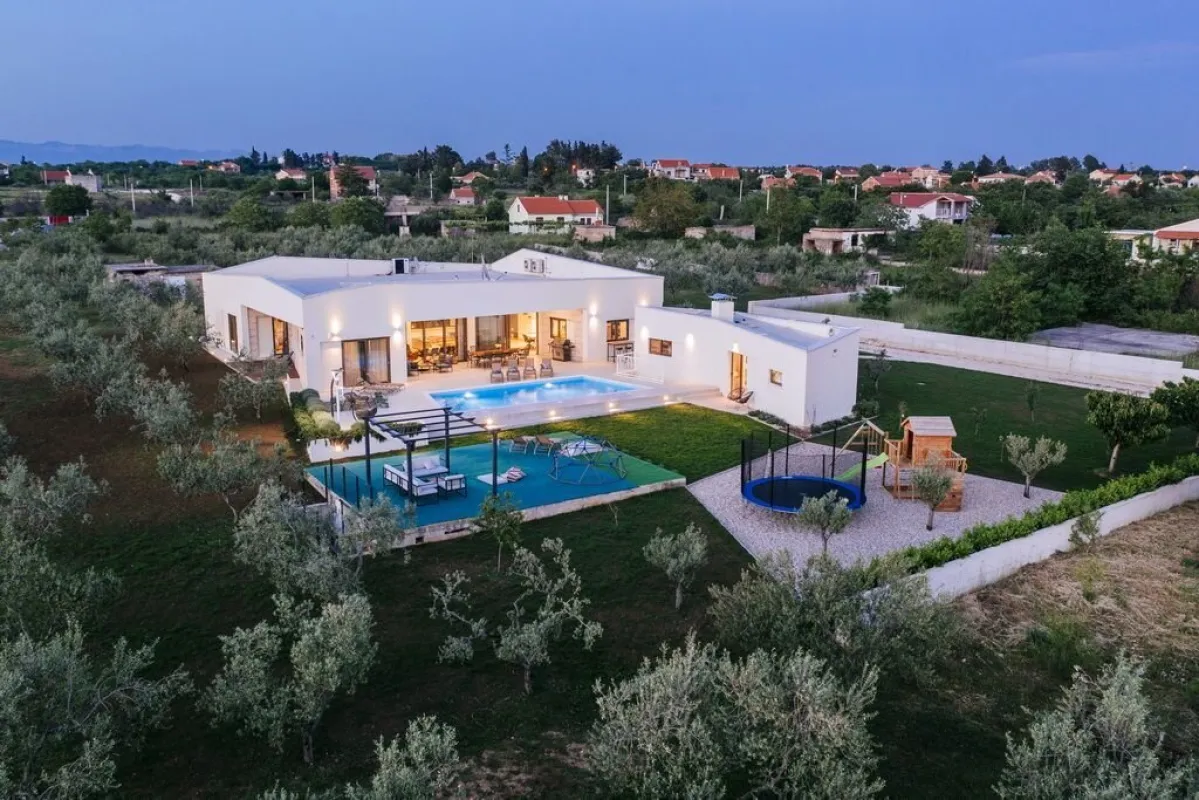 Luxuriöse Neubauvilla mit Pool, 5 Schlafzimmern und großem Grundstück - Bild 1