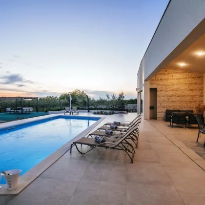 Luxuriöse Neubauvilla mit Pool, 5 Schlafzimmern und großem Grundstück - Bild 3