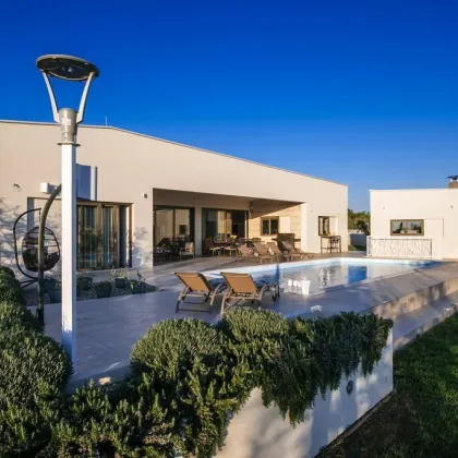 Luxuriöse Neubauvilla mit Pool, 5 Schlafzimmern und großem Grundstück - Bild 2
