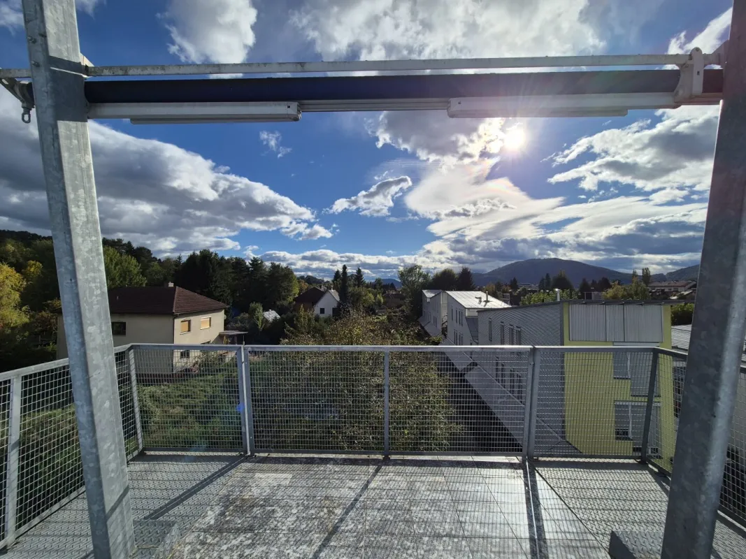 **Frisch renoviert** Traumhaft schöne 3-Zimmer-Wohnung mit separater Küche und sonnigem Balkon! - Bild 1