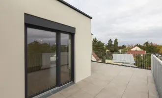 Dachgeschoss-Wohnung mit Klimaanlage und großzügigen Freiflächen, Einbauküche inklusive!