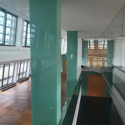 Große und repräsentative, noch unsanierte Bürofläche im Dachgeschoss - Bild 3