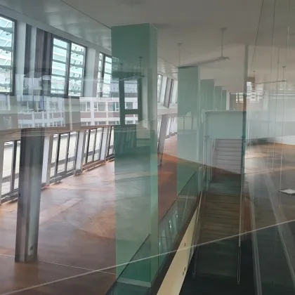 Große und repräsentative, noch unsanierte Bürofläche im Dachgeschoss - Bild 2