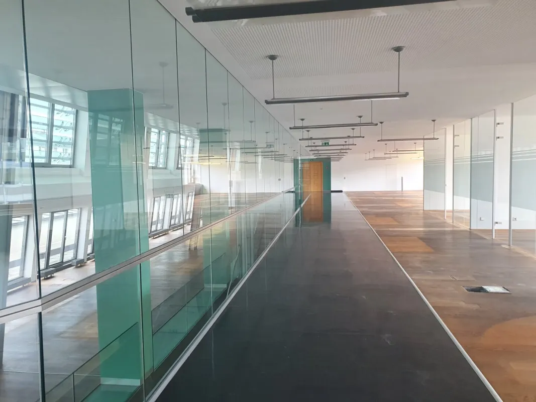 Große und repräsentative, noch unsanierte Bürofläche im Dachgeschoss - Bild 1