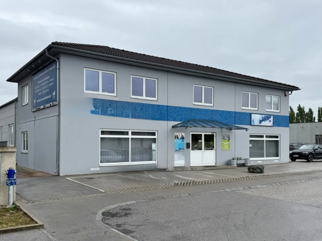 Bürogebäude mit Lager in Top-Sichtlage von Leobersdorf – Büros & Lager unter einem Dach - Bild 1