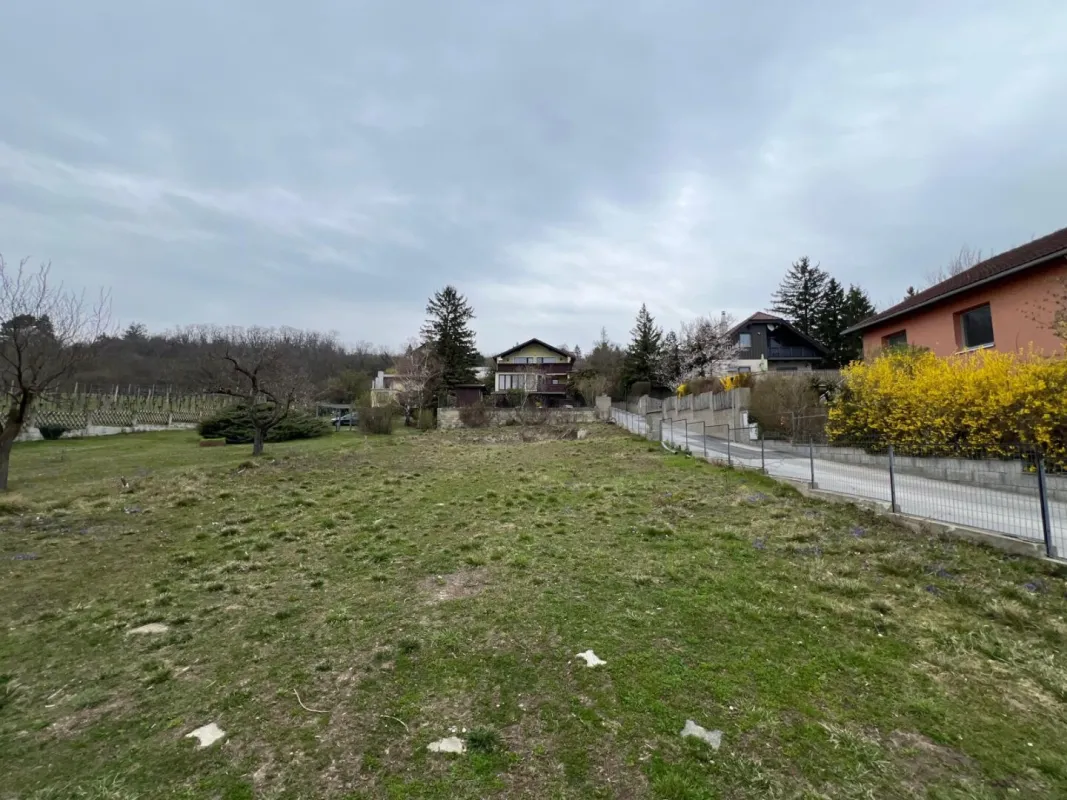 Südseitiger Baugrund in Toplage – sonniges Grundstück mit Fernblick, Potenzial & genehmigtem Bauprojekt - Bild 1