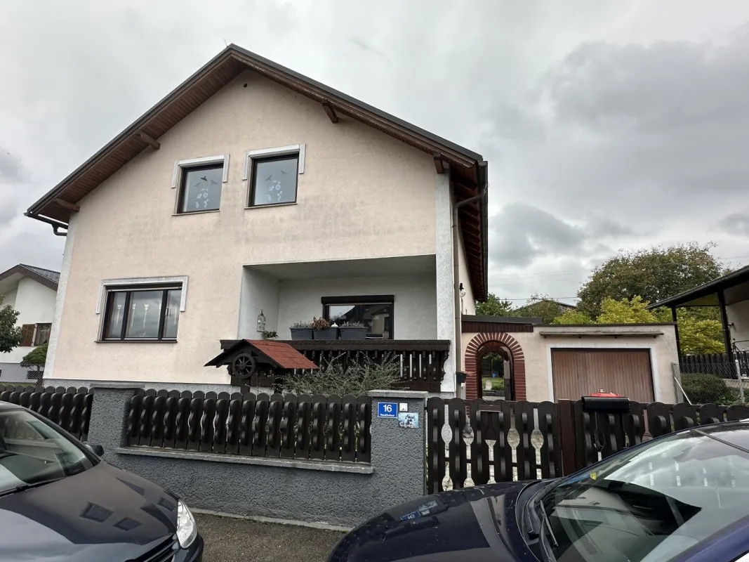 großes Wohnhaus mit 2 getrennten Wohneinheiten, Vollkeller und „Garage“ zu verkaufen - Bild 1