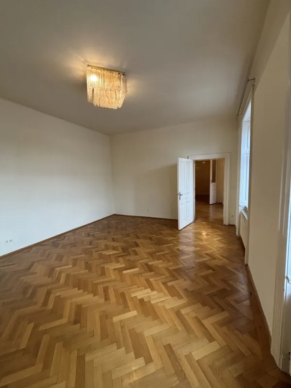 Charmante 2-Zimmer-Wohnung in repräsentativem Altbau – Ruhelage im Zentrum von Wiener Neustadt - Bild 1