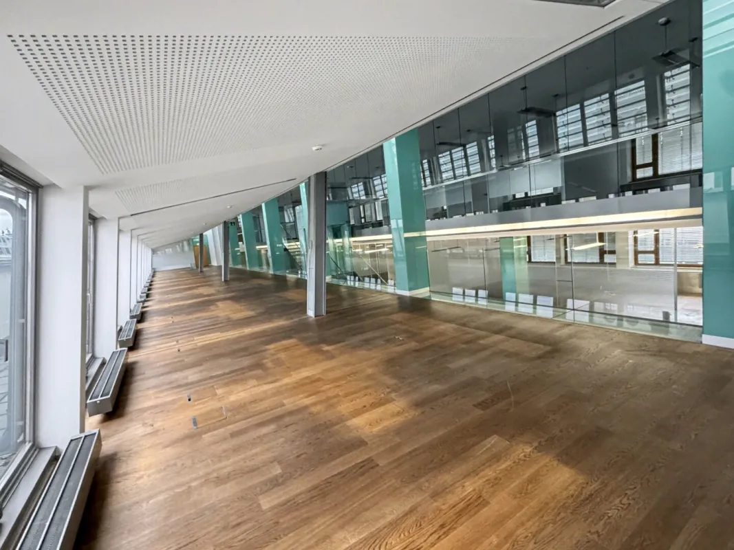 Historisches Ambiente in der Alte Börse | noch unsaniertes Büro im DG - Bild 1