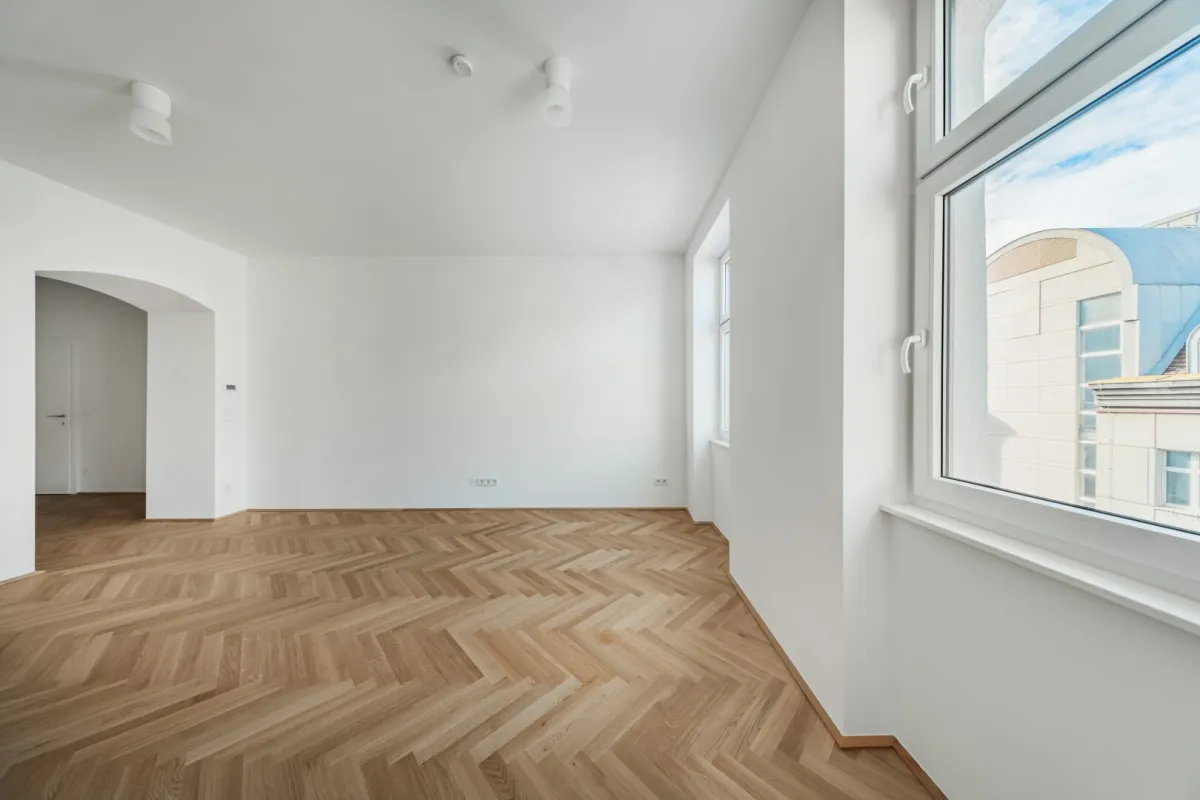 Typisch Wiener Altbaucharme! Stilvoller Erstbezug mit zentral begehbarem Grundriss! - Bild 1