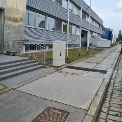 Investment: 5,8% Rendite für vollvermietetes Bürohaus mit Lager, Rampe und Einfahrt - Bild 2