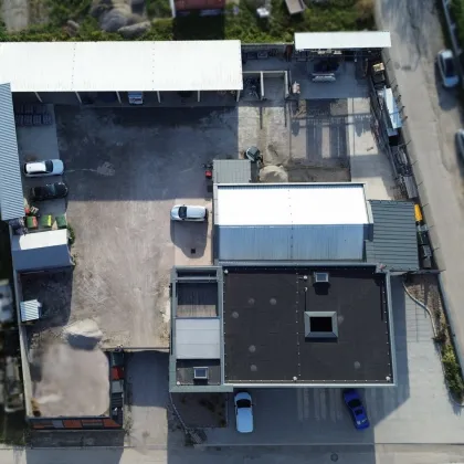 top ausgestattetes Betriebsobjekt mit beheizter Produktionshalle, klimatisierte Büros und Betriebsgelände zu vermieten - Bild 2