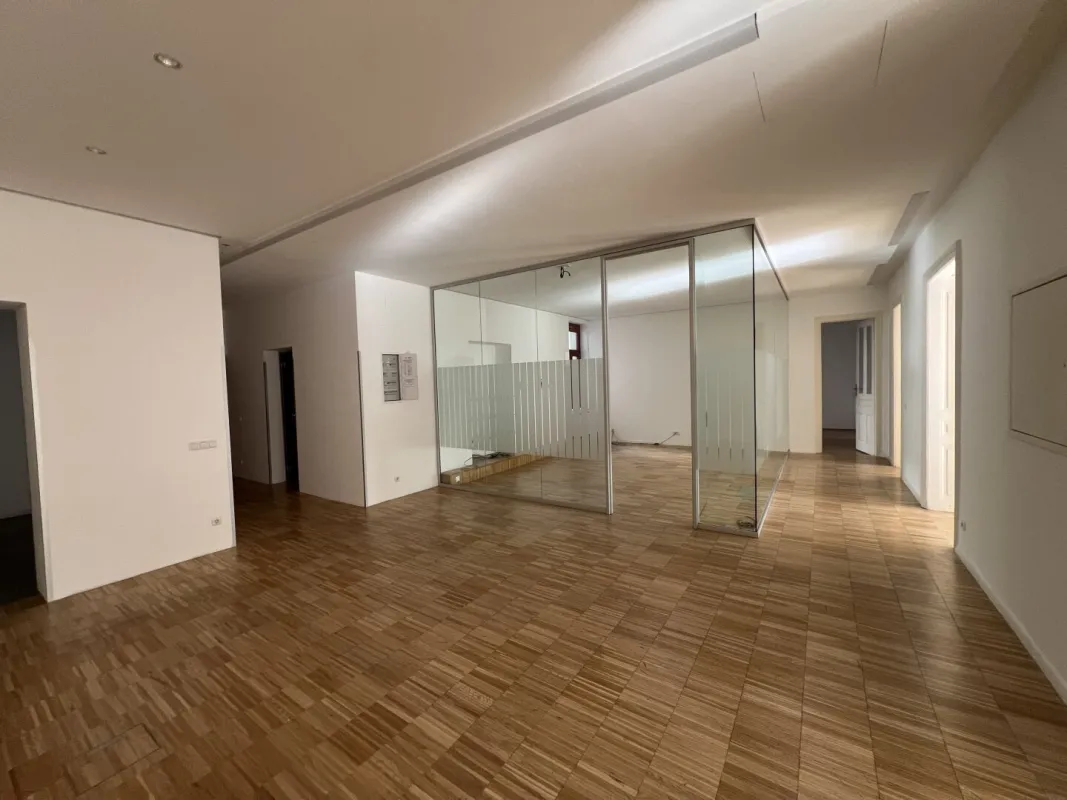 1060! HELLE und PERFEKT AUFGETEILTE Bürofläche auf der Mariahilferstraße! - Bild 1