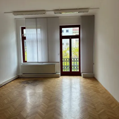 1060! BÜRO mit kleiner Cafeterrasse direkt auf die Mahü! - Bild 2