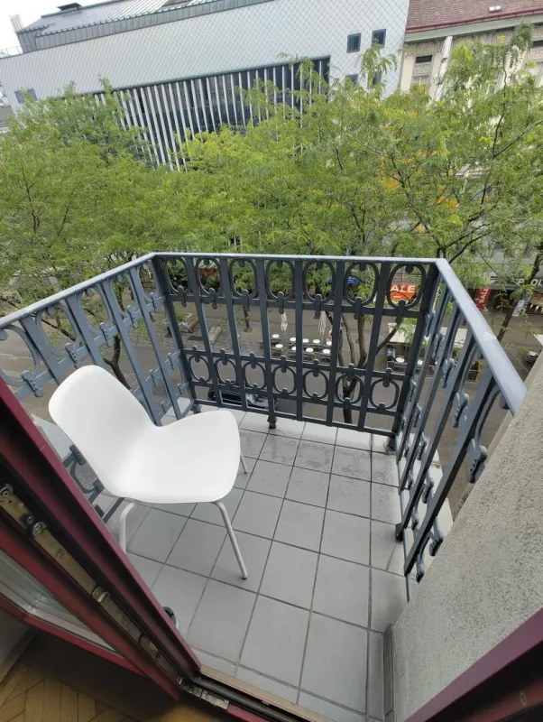 1060! BÜRO mit kleiner Cafeterrasse direkt auf die Mahü! - Bild 1