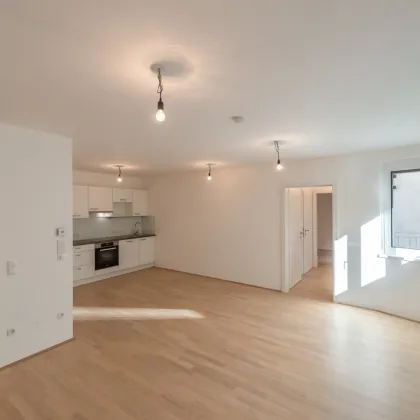 Six in the City: Premium 2-Zimmer Apartment mit Balkon!! BESTLAGE direkt beim Haus des Meeres - Bild 2