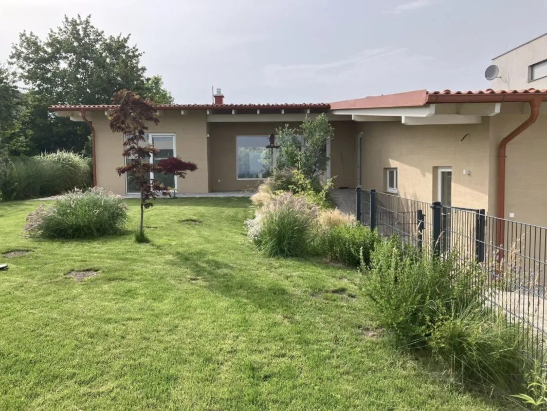 TRAUMHAFTER BUNGALOW MIT SEEBLICK! ERSTBEZUG! - Bild 1
