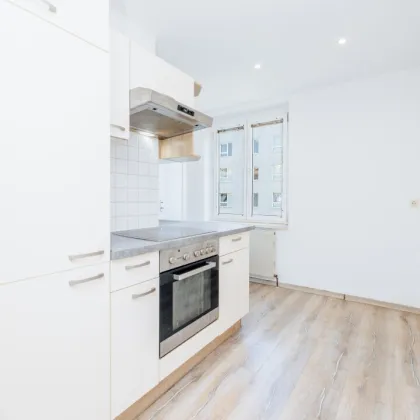 HIGHLIGHT I MODERNE DUSCHE I TOP-AUSGESTATTETE KÜCHE I ZENTRAL & NÄHE BAHNHOF I 4. STOCK MIT LIFT I RENOVIERT I HAUSTIERE WILLKOMMEN I STILVOLLES WOHNEN I DURCHDACHTER GRUNDRISS I PROJEKT WOHNEN - Bild 3