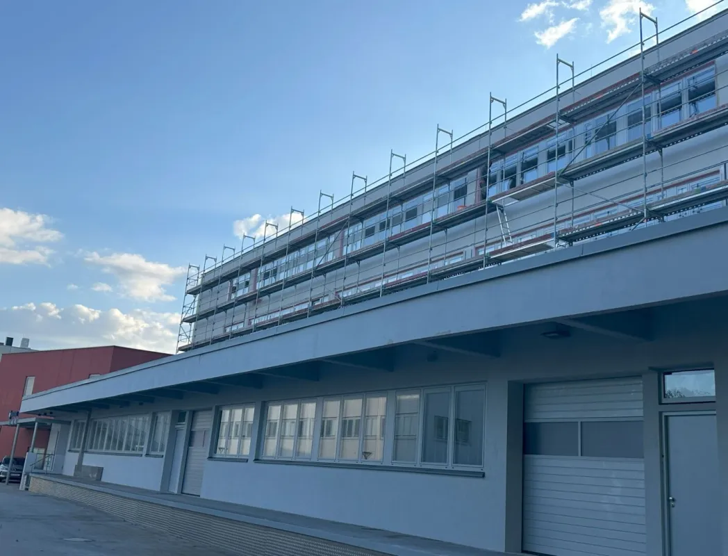 Betriebs-/Produktions- bzw. Lagerfläche mit Büroflächen und Laderampe - perfekte Kombination nächst U-Bahn. - Bild 1