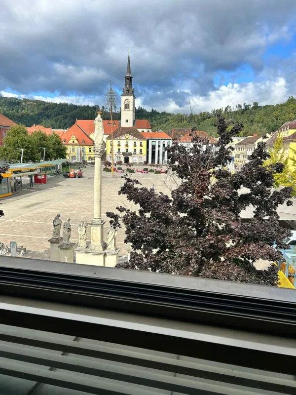 Dachgeschoss-Maisonette mit Balkon & Hauptplatzblick - Bild 1