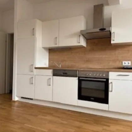 Klein aber fein: Charmante, lichtdurchflutete Dachgeschoßwohnung in zentraler Lage:  geräumige 1 Zimmerwohnung, moderne Küchen- und Badausstattung, modern saniert! - Bild 2