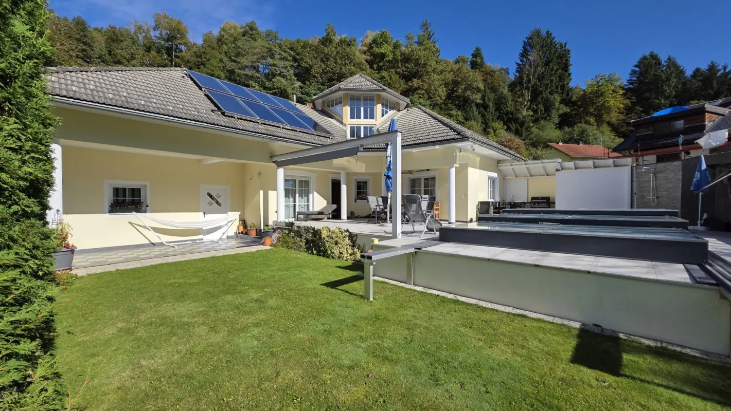 Wohnen mit Charme – Einfamilienhaus mit Schlosscharakter und Wellness-Oase - Bild 1