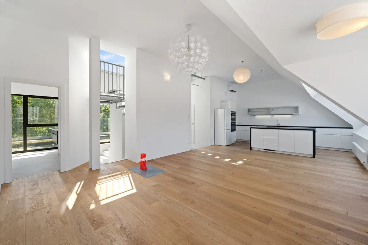 Luxuriöse 3-Zimmer-Dachgeschosswohnung mit exklusivem Flair nähe Kutschkermarkt - Bild 1