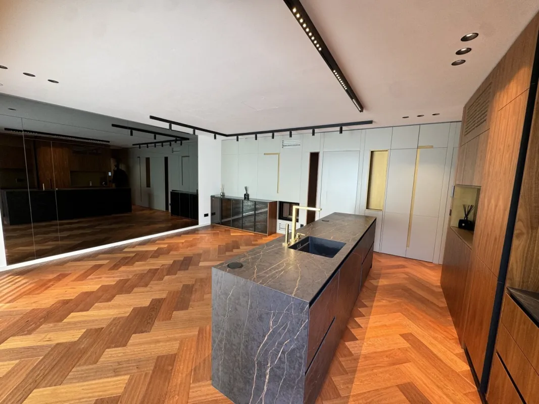 Modernes City-Juwel mit Terrasse & Blick auf den Stephansdom – 3-Zimmer-Wohnung in Toplage (1. Bezirk, Wien) - Bild 1