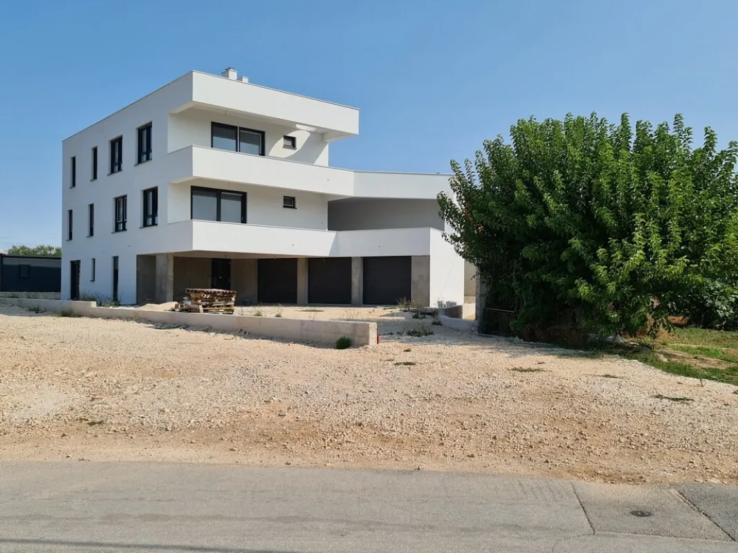 Moderne Erdgeschosswohnung mit Garten, erste Reihe zum Meer - Bild 1
