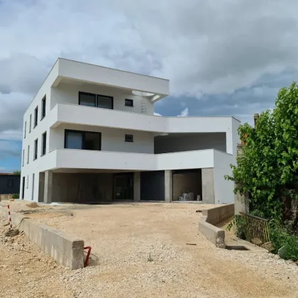 Moderne Erdgeschosswohnung mit Garten, erste Reihe zum Meer - Bild 3
