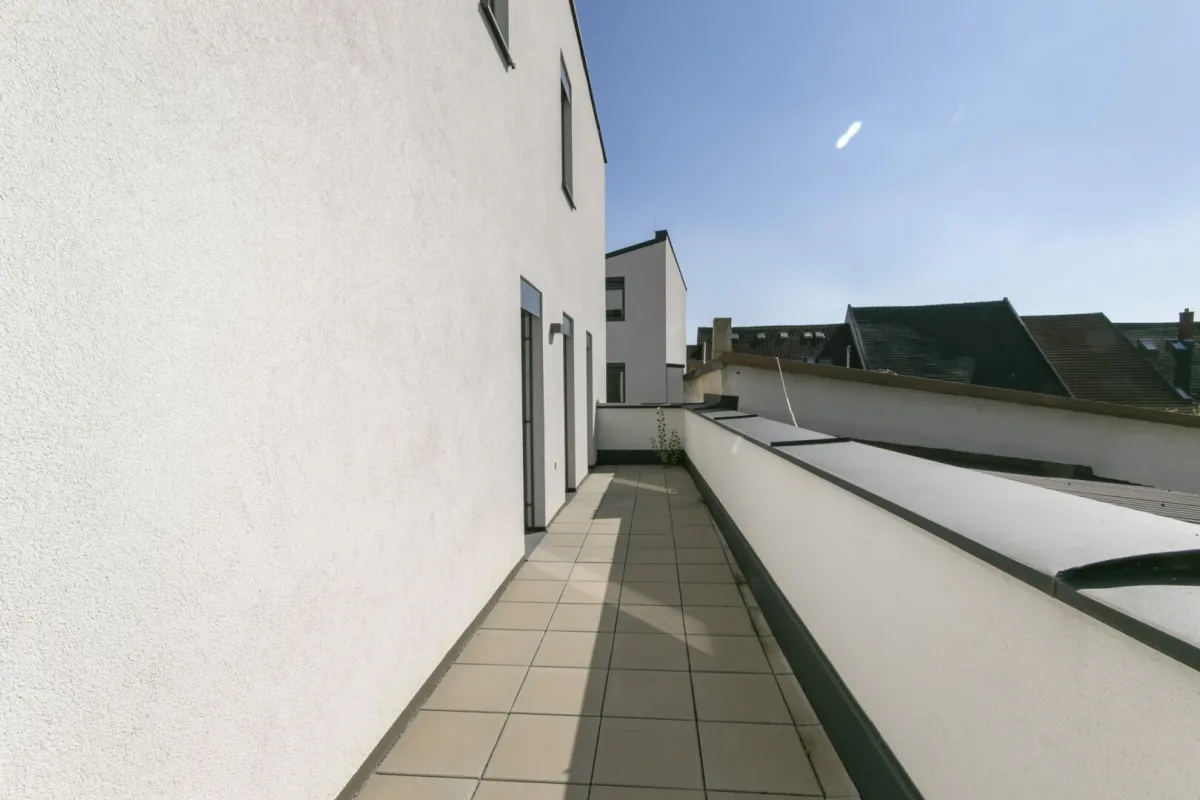 ERSTBEZUG: Innenstadtreihenhaus mit 2 Terrassen und Garten - Bild 1