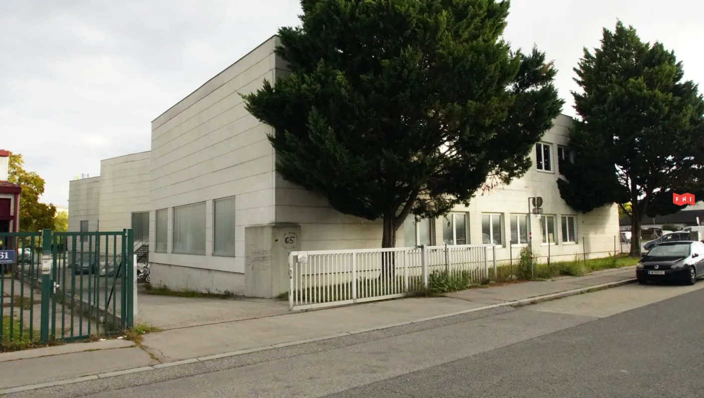 Logistikfläche***2 Hallen***30 Stellplätze***Ausbaupotential*** - Bild 1