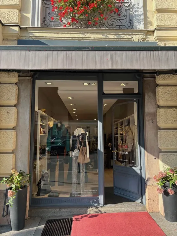 MAKARTPLATZ NEBEN HOTEL BRISTOL: Edle Fashion-/Interiorboutique, Cooler Concept-Store, Optiker, Cafè, Patisserie, Bar... vieles ist möglich! - Bild 1